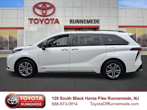 Super White 2021 Toyota Sienna XSE 7 Passenger