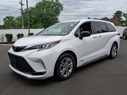 Super White 2021 Toyota Sienna XSE 7 Passenger