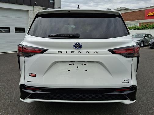 Super White 2021 Toyota Sienna XSE 7 Passenger