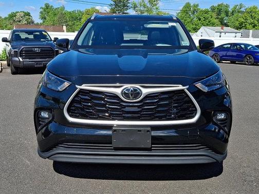 Midnight Black Metallic 2022 Toyota Highlander XLE