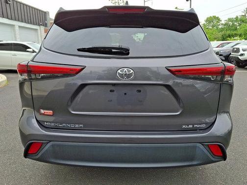 Magnetic Gray Metallic 2023 Toyota Highlander XLE