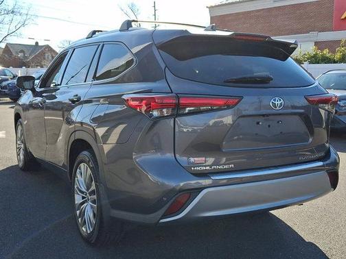 Magnetic Gray Metallic 2021 Toyota Highlander Platinum