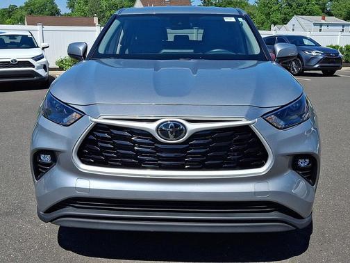 Celestial Silver Metallic 2025 Toyota Highlander LE