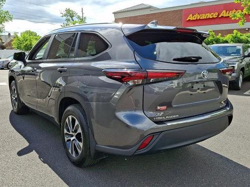 Magnetic Gray Metallic 2024 Toyota Highlander XLE