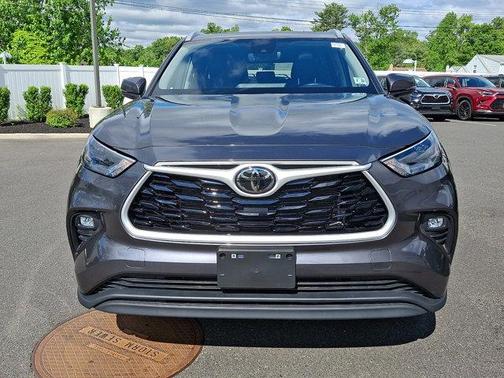 Magnetic Gray Metallic 2024 Toyota Highlander XLE