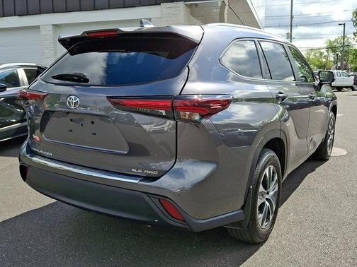 Magnetic Gray Metallic 2024 Toyota Highlander XLE