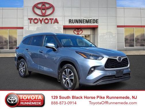 Moon Dust 2023 Toyota Highlander XLE