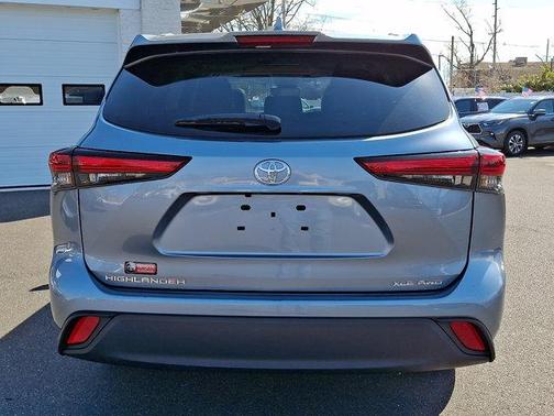 Moon Dust 2023 Toyota Highlander XLE