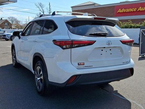 Wind Chill Pearl 2023 Toyota Highlander XLE
