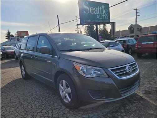 2010 Volkswagen Routan SE