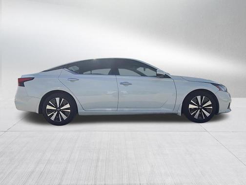 White 2020 Nissan Altima 2.5 SV