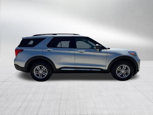 Iconic Silver Metallic 2024 Ford Explorer XLT