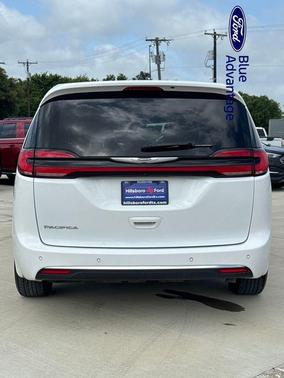2023 Chrysler Pacifica Touring-L