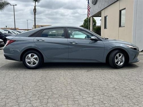 2022 Hyundai ELANTRA SE