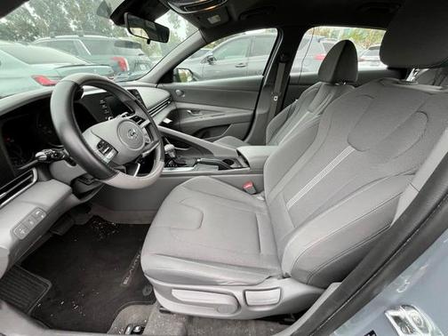 2022 Hyundai ELANTRA SE