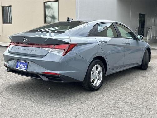 2022 Hyundai ELANTRA SE