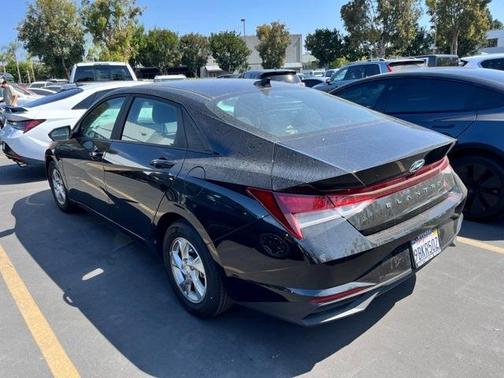2022 Hyundai ELANTRA SE