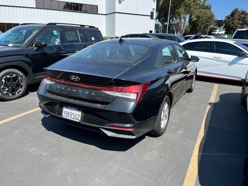 2022 Hyundai ELANTRA SE