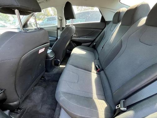 2022 Hyundai ELANTRA SE
