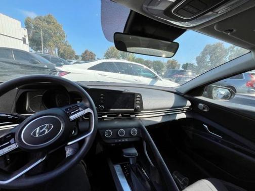 2022 Hyundai ELANTRA SE