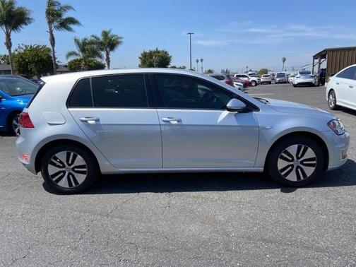 Photo 2 of 10 of 2016 Volkswagen e-Golf SE