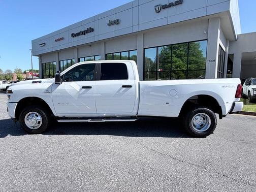 Bright White Clearcoat 2026 RAM 3500 Big Horn Crew Cab 4x4 8' Box