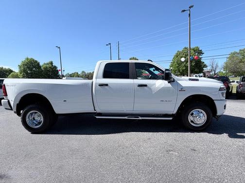 Bright White Clearcoat 2026 RAM 3500 Big Horn Crew Cab 4x4 8' Box