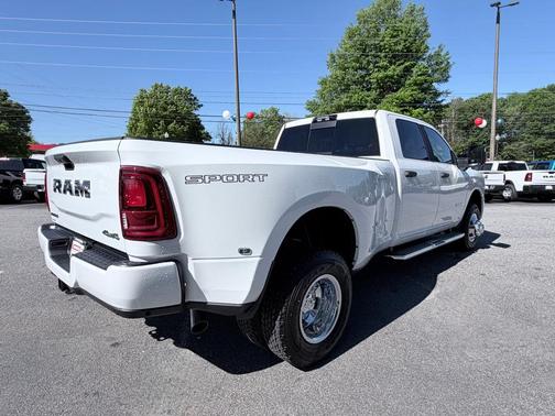 Bright White Clearcoat 2026 RAM 3500 Big Horn Crew Cab 4x4 8' Box
