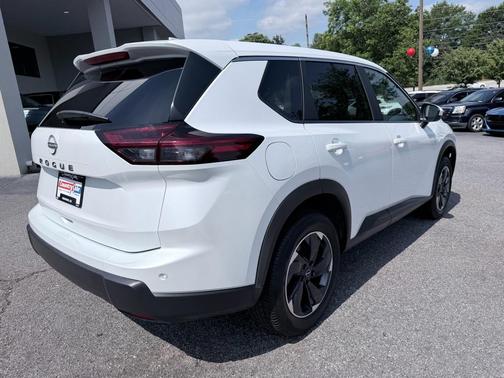 Everest White Pearl 2025 Nissan Rogue SV