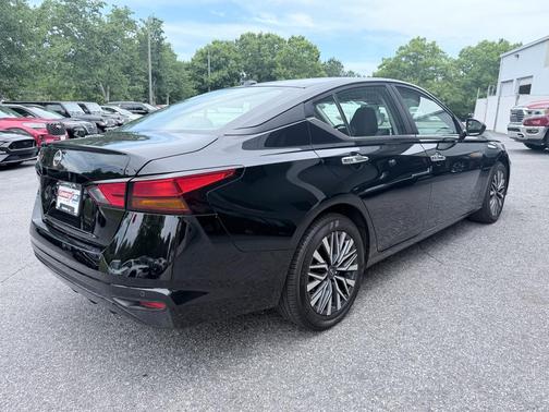 Super Black 2025 Nissan Altima SV FWD
