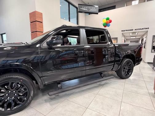 Diamond Black Crystal Pearlcoat 2026 RAM 1500 Limited