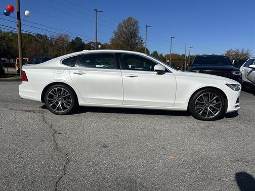 2024 Volvo XC40 B5 AWD Core Bright Theme