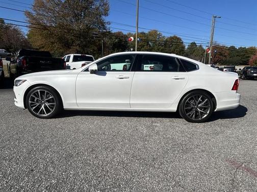 2024 Volvo XC40 B5 AWD Core Bright Theme