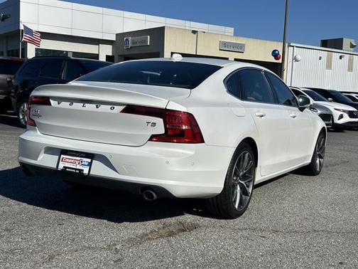 2024 Volvo XC40 B5 AWD Core Bright Theme