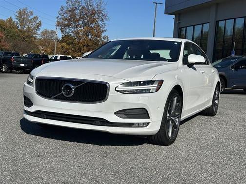 2024 Volvo XC40 B5 AWD Core Bright Theme