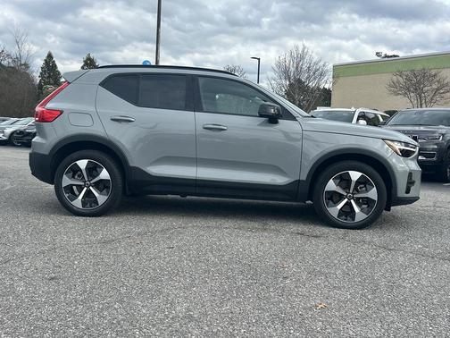 2024 Volvo XC40 B5 AWD Core Bright Theme