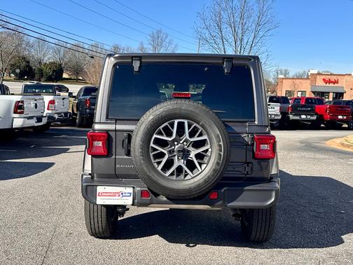 2025 Jeep Wrangler 4-Door Sahara 4x4