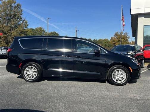 Diamond Black Crystal Pearlcoat 2026 Chrysler Pacifica L