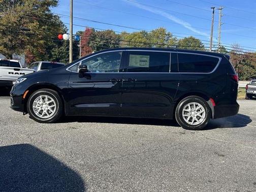 Diamond Black Crystal Pearlcoat 2026 Chrysler Pacifica L