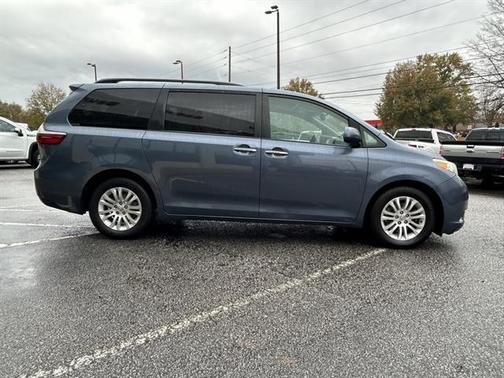 2017 Toyota Sienna XLE