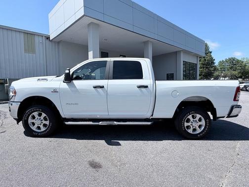 Bright White Clearcoat 2024 RAM 2500 Big Horn Crew Cab 4x4 6'4' Box