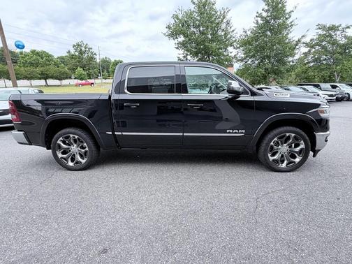 Diamond Black Crystal Pearlcoat 2023 RAM 1500 Limited