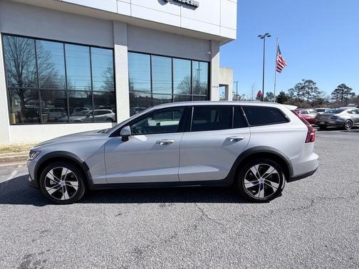 2025 Volvo V60 Cross Country Plus, B5 AWD Gas (mild hybrid)