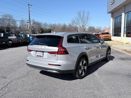 2025 Volvo V60 Cross Country Plus, B5 AWD Gas (mild hybrid)