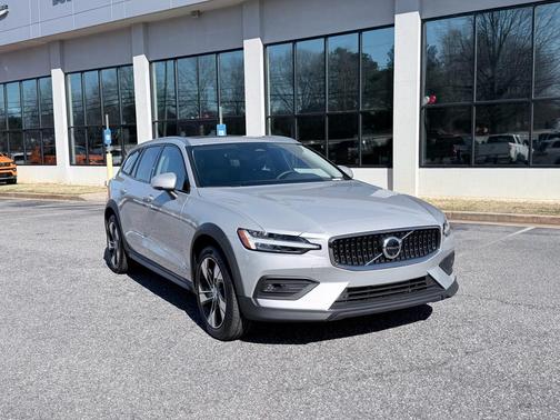 2025 Volvo V60 Cross Country Plus, B5 AWD Gas (mild hybrid)