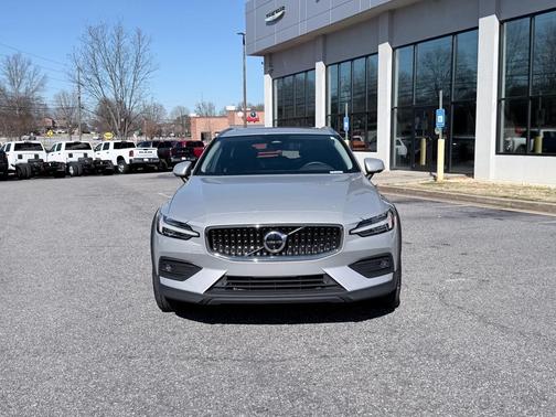 2025 Volvo V60 Cross Country Plus, B5 AWD Gas (mild hybrid)