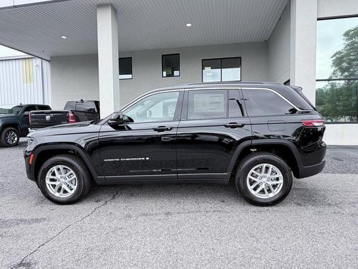 Diamond Black Crystal Pearlcoat 2026 Jeep Grand Cherokee Laredo