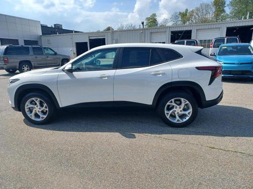 Summit White 2024 Chevrolet Trax LS