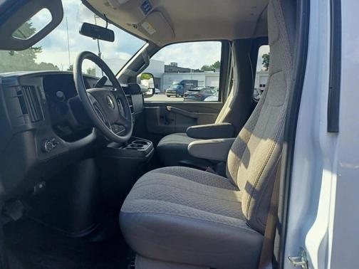 2025 Chevrolet Express 3500 LS