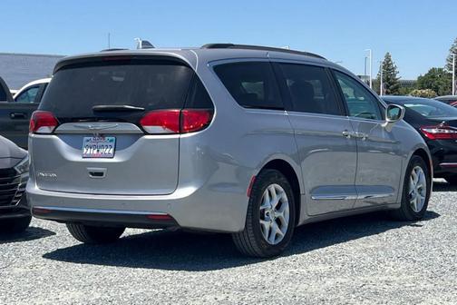 Billet Silver Metallic Clearcoat 2017 Chrysler Pacifica Touring-L